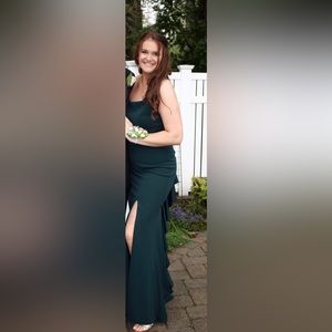 Lightly used (only once) beautiful emerald green gown for prom/weddings/etc!